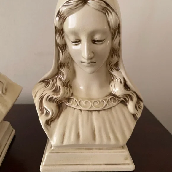 Cream Ceramic Busts of Jesus and Mary - Picture 3 of 10